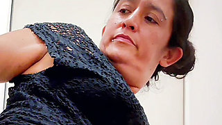 YOUNG MOTHER SHOWS OFF HER HAIRY PUSSY IN THE BATHROOM